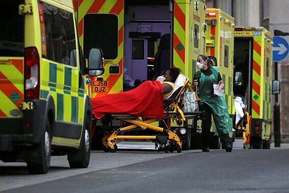 "המצב מחריד", חולה קורונה מובל לבית חולים בלונדון // צילום: רויטרס